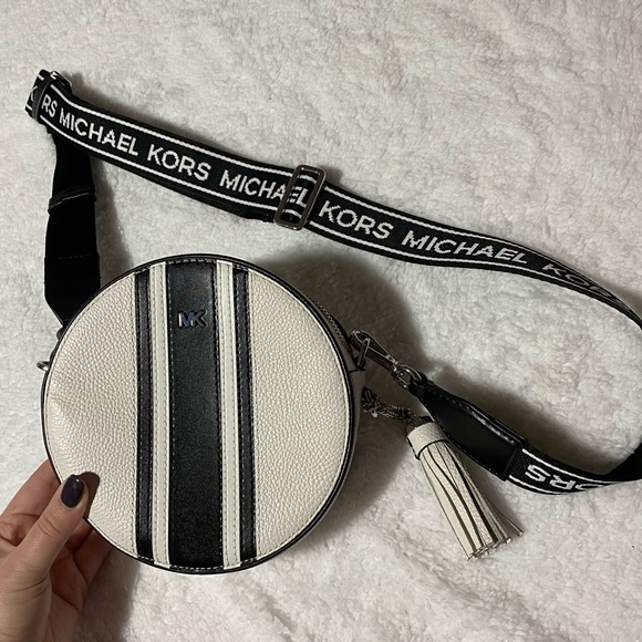 michael kors circle crossbody